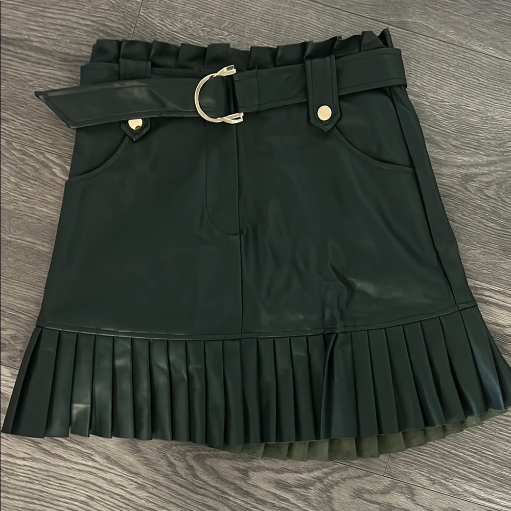 Elegant Green Pleated Skirt leather material